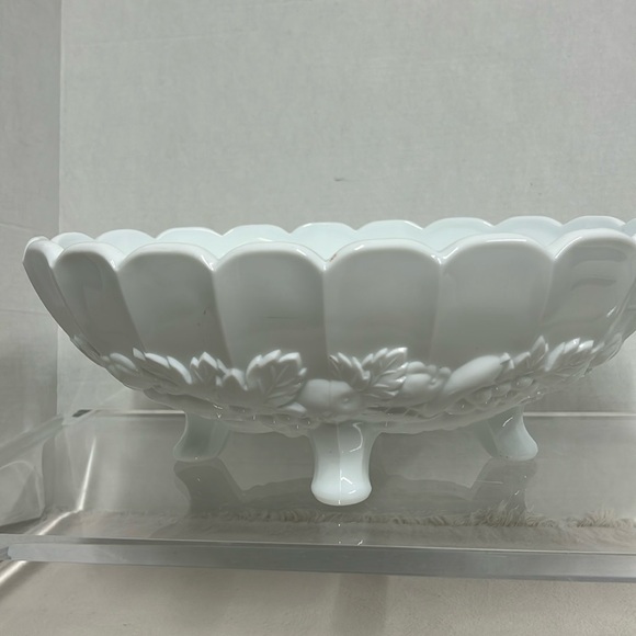 Large milk glass oval footed fruit bowl, vintage mid-century, great condition! - Picture 1 of 11